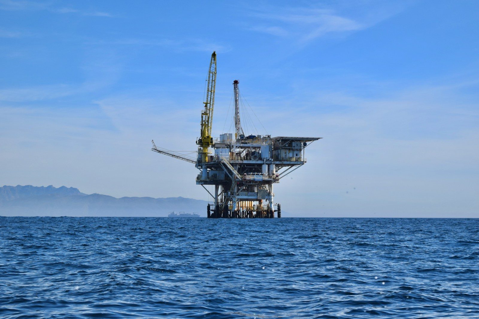Emploi sur une plateforme pétrolière : métiers, prérequis et candidatures qui aboutissent